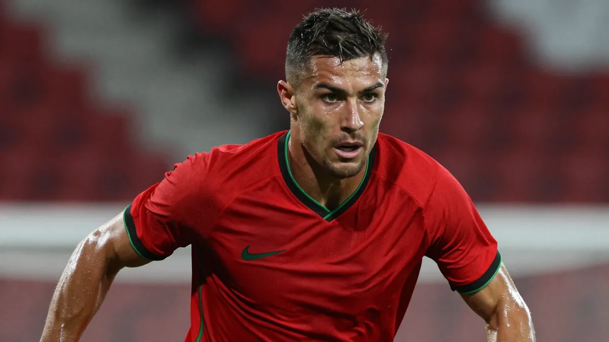 Antwerp versterkt verdediging met Maxime Busi