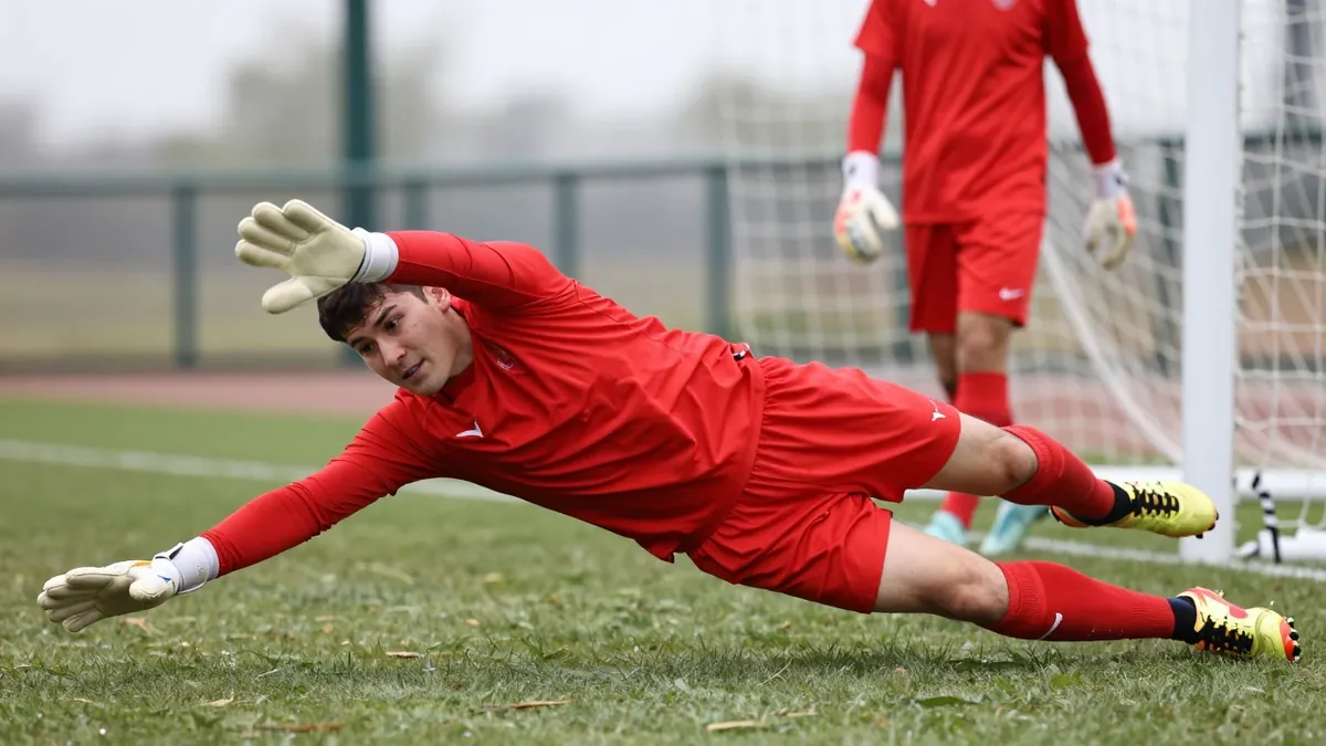 Royal Antwerp FC heeft 17-jarige keeper Vic Luyckx, die sinds de U11 bij de club speelt, een eerste profcontract gegeven...